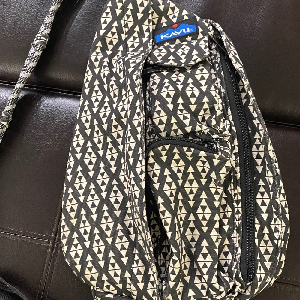 KAVU rope sling one shoulder backpack EUC. Black and white.